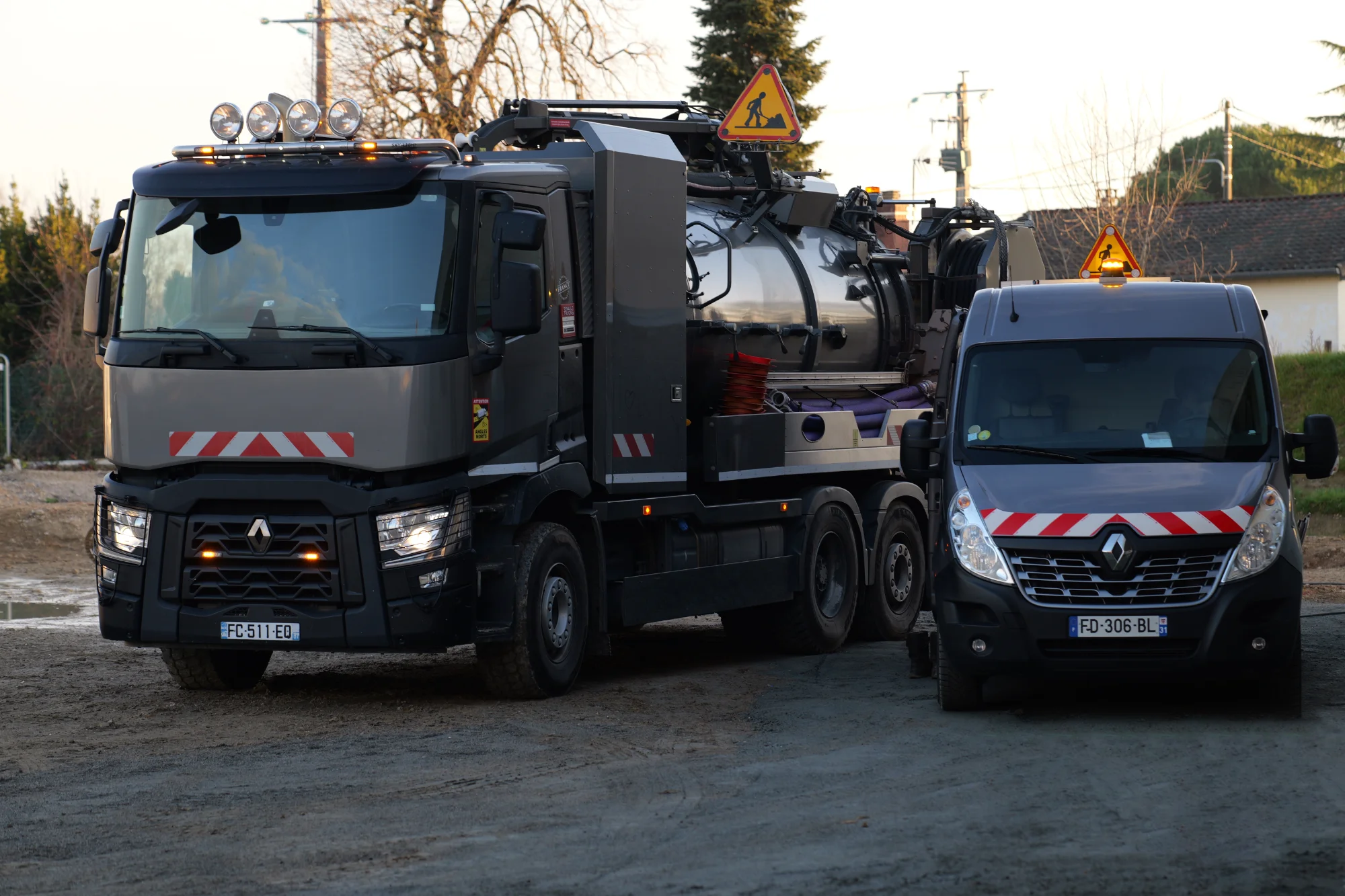 Un camion hydrocureur et un camion caméra de Deldossi Assainissement.