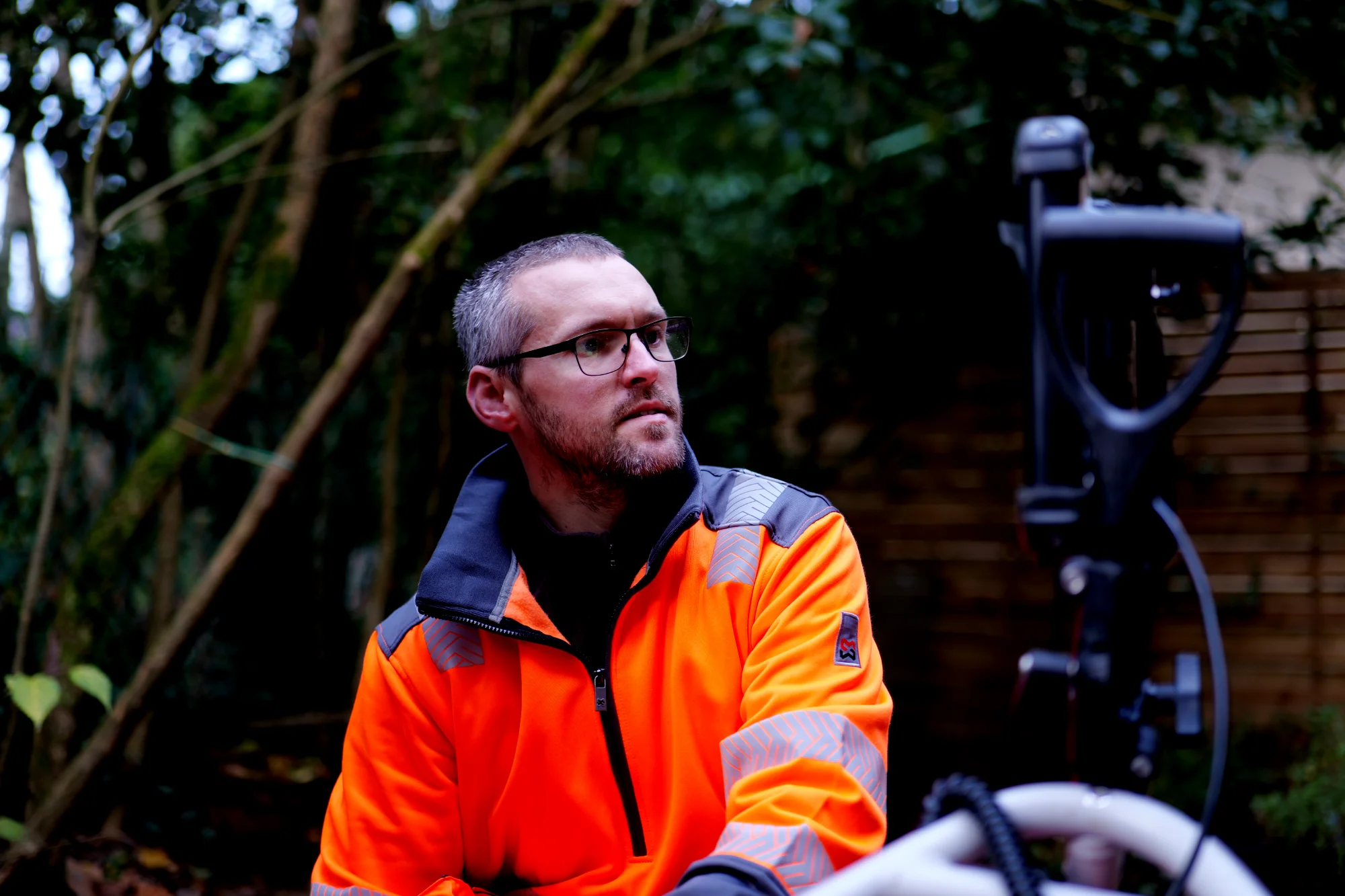 Un contrôleur inspection de Deldossi Assainisement en train d'inspecter des canalisations.
