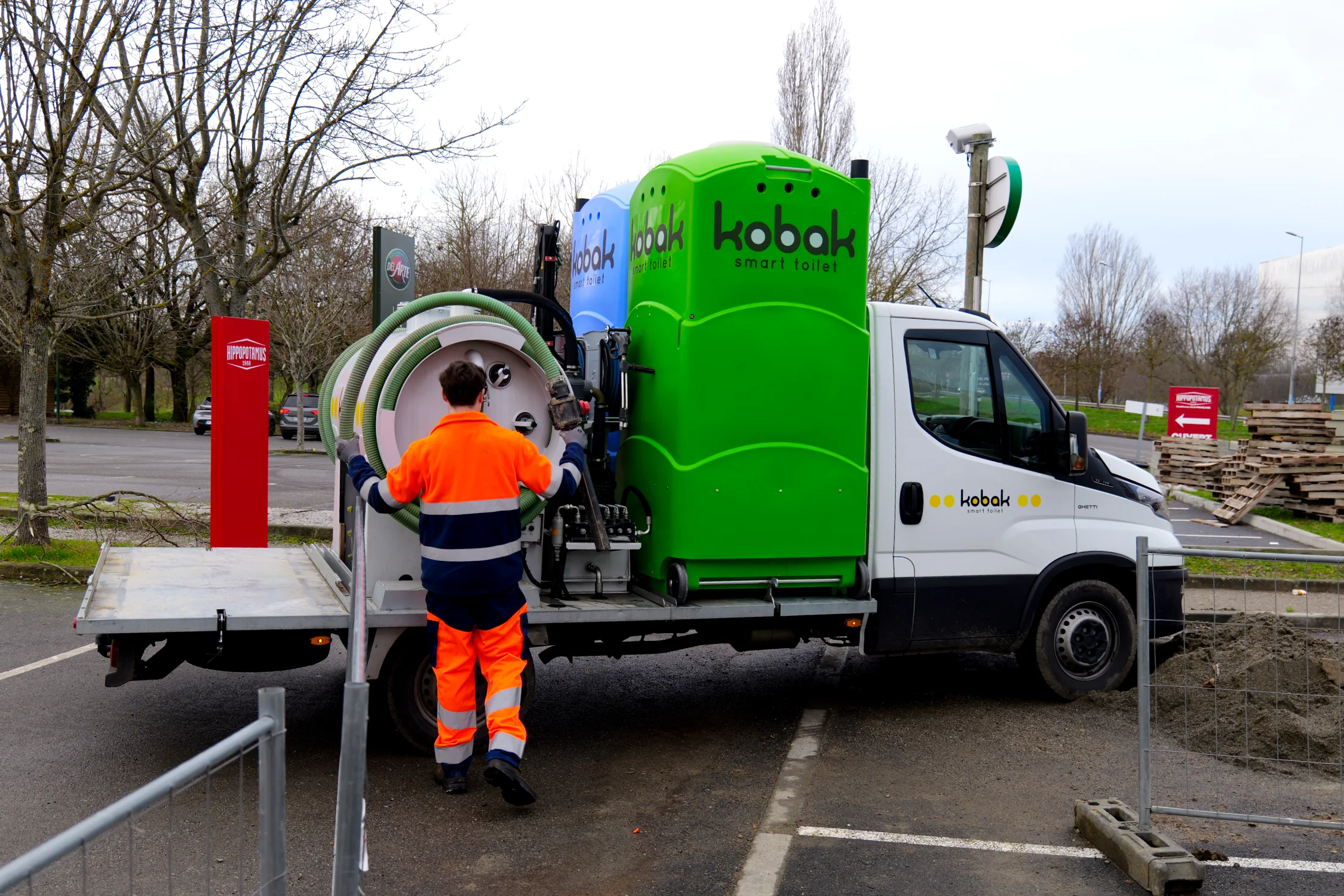 Technicien déposant des WC chimiques Kobak en Occitanie